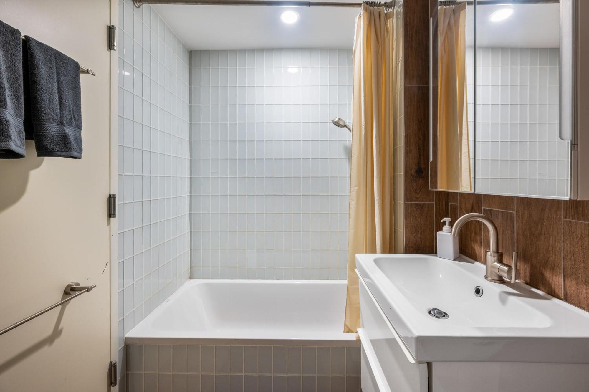 Prime Williamsburg Luxury One Bedroom With Balcony * New York